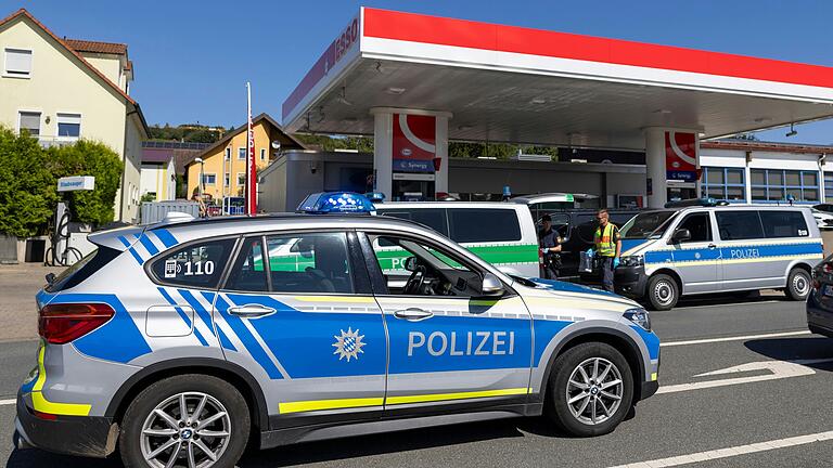 Ein junger Mann hat am Montagvormittag eine Tankstelle in Uettingen überfallen. Ein junger Mann hat am Montagvormittag eine Tankstelle in Uettingen überfallen.