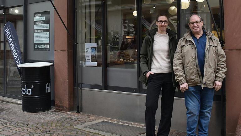 Caro Lang und Gerhard Kornder vor der Lohrer Markthalle 2.0, die am Frühlingsfest auch geöffnet haben wird. Caro Lang und Gerhard Kornder vor der Lohrer Markthalle 2.0, die am Frühlingsfest auch geöffnet haben wird. 
