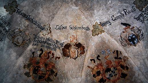 Eindrucksvoll: Die Wappen der Schultheißen von Königshofen im Erker des Rathauses.