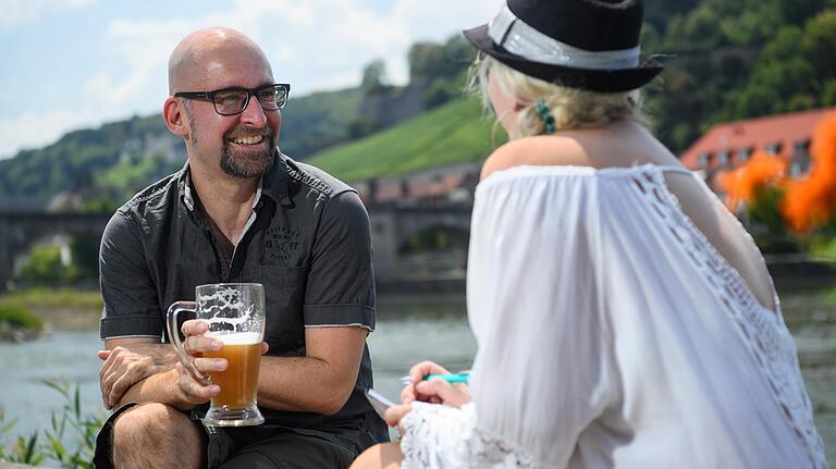 Lieblinsgsort am Main: Michael Ende genießt Bier und Sonne am Kranenkai. Foto: Daniel Peter Lieblinsgsort am Main: Michael Ende genießt Bier und Sonne am Kranenkai. Foto: Daniel Peter
