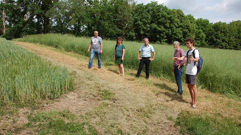 Wiesen, Acker und Wald im Bereich Schmuckenhauck würden beim Bau der geplanten Umgehungsstraße um Sulzfeld durchschnitten und zerstört. Darauf wiesen hin (von links) Jürgen Dill-Schilling (Umgehungsgegner aus Sulzfeld), die Grüne-Kreisrätin Birgit Reder-Zirkelbach, Landtagsabgeordneter Paul Knoblach (Schweinfurt), Helmut Bär (BUND Naturschutz) und Peter Diestel (Fridays for Future Bad Neustadt). Wiesen, Acker und Wald im Bereich Schmuckenhauck würden beim Bau der geplanten Umgehungsstraße um Sulzfeld durchschnitten und zerstört. Darauf wiesen hin (von links) Jürgen Dill-Schilling (Umgehungsgegner aus Sulzfeld), die Grüne-Kreisrätin Birgit Reder-Zirkelbach, Landtagsabgeordneter Paul Knoblach (Schweinfurt), Helmut Bär (BUND Naturschutz) und Peter Diestel (Fridays for Future Bad Neustadt).