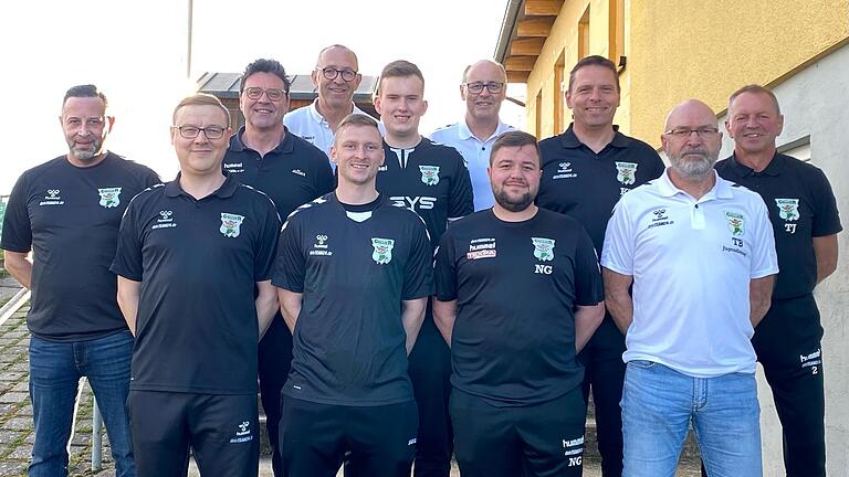 Sie trainieren beim TSV Großbardorf in der kommenden Saison Juniorenmannschaften (hinten von links): Andreas Lampert (Sportvorstand) und Hansjürgen Ragati (Nachwuchs-Koordinator) sowie (Mitte von links) Maurizio Orofino, Otto Dietz, Tobias Miller, Kai Steinmetzer, Thomas Jakob und (vorne von links) Dimitrij Trupp, David Büschelberger, Niklas Graser und Thomas Bauer (Jugendleiter). Sie trainieren beim TSV Großbardorf in der kommenden Saison Juniorenmannschaften (hinten von links): Andreas Lampert (Sportvorstand) und Hansjürgen Ragati (Nachwuchs-Koordinator) sowie (Mitte von links) Maurizio Orofino, Otto Dietz, Tobias Miller, Kai Steinmetzer, Thomas Jakob und (vorne von links) Dimitrij Trupp, David Büschelberger, Niklas Graser und Thomas Bauer (Jugendleiter).