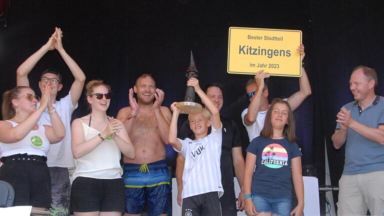 Kitzingens Oberbürgermeister Stefan Güntner (rechts) überreichte der siegreichen Mannschaft aus Sickershausen den Siegerpokal und das Zusatz-Ortsschild als bester Stadtteil 2023. Kitzingens Oberbürgermeister Stefan Güntner (rechts) überreichte der siegreichen Mannschaft aus Sickershausen den Siegerpokal und das Zusatz-Ortsschild als bester Stadtteil 2023.