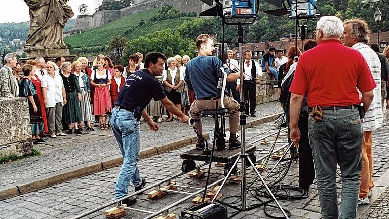Aufmerksamkeit erregte der Volkschor mit einem Auftritt in der ARD-Sendung &bdquo;Kein schöner Land&ldquo;. Die Dreharbeiten fanden im September 2000 vor der Kulisse der Feste Marienberg in Würzburg statt.