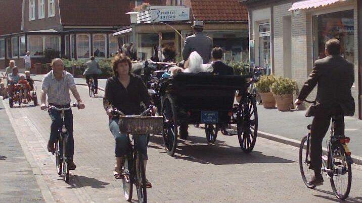 Auf Juist sind Autos verboten. Auf der Nordseeinsel funktioniert die Fortbewegung mit anderen Verkehrsmitteln.