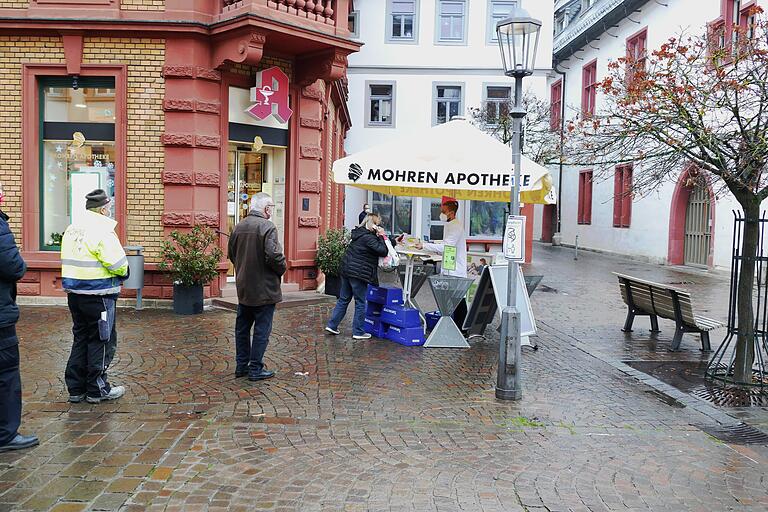 Für die Ausgabe der FFP2-Schutzmasken baute die Karlstadter Mohren-Apotheke einen Stand im Freien auf. So wurde hier auch die Ansteckungsgefahr reduziert.