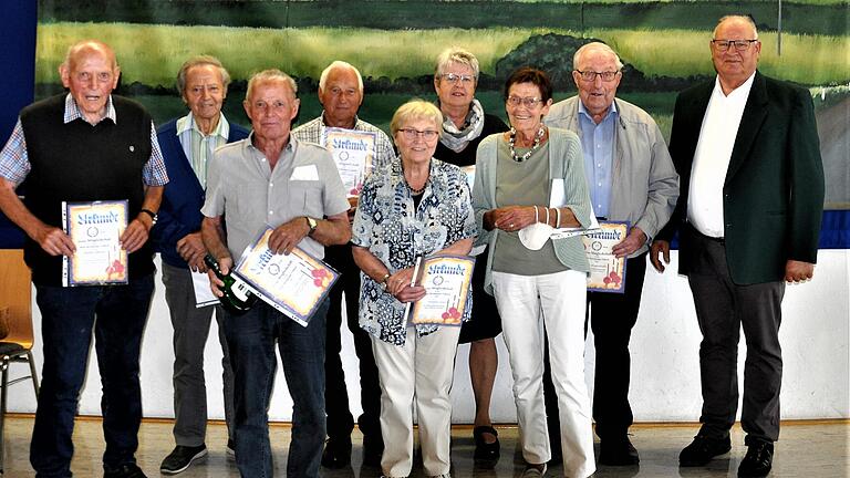Langjährige Mitglieder der Reha-Sportgruppe wurden ausgezeichnet: Eduard Gehring (15), Erhard Nikola (20), Paul Herbig (40), Lorenz Klein (25), Irmgard Rudloff (30), Elisabeth Hornich (15), Bärbel Goebel (20),Ehrenmitglied Rudolf Wagenblaßt (25), Vorsitzender Gerhard Stark. Langjährige Mitglieder der Reha-Sportgruppe wurden ausgezeichnet: Eduard Gehring (15), Erhard Nikola (20), Paul Herbig (40), Lorenz Klein (25), Irmgard Rudloff (30), Elisabeth Hornich (15), Bärbel Goebel (20),Ehrenmitglied Rudolf Wagenblaßt (25), Vorsitzender Gerhard Stark.
