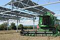 Dreschen unter Kollektoren: Mit diesem Agri-PV-Projekt am Bodensee wird seit Jahren die Kombination von Solarstromproduktion und Landwirtschaft auf der selben Fläche untersucht. Es könnte auch für Mainfranken interessant werden.