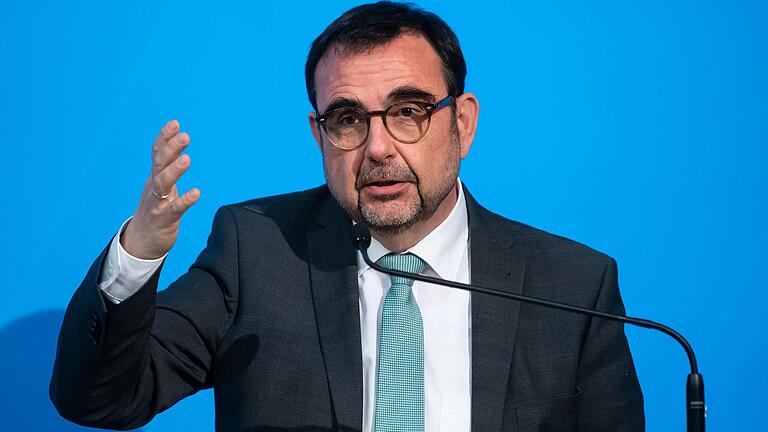 Bayerns Gesundheitsminister Klaus Holetschek (CSU) verkündete die Corona-Lockerungen am Dienstag per Pressemitteilung. Bayerns Gesundheitsminister Klaus Holetschek (CSU) verkündete die Corona-Lockerungen am Dienstag per Pressemitteilung.