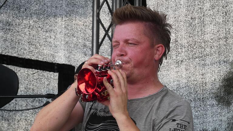 Zum neuesten Song der Dorfrocker 'Supergeile Blasmusik', spielte Tobias Thomann auf seiner originellen Mini-Trompete. Zum neuesten Song der Dorfrocker 'Supergeile Blasmusik', spielte Tobias Thomann auf seiner originellen Mini-Trompete.