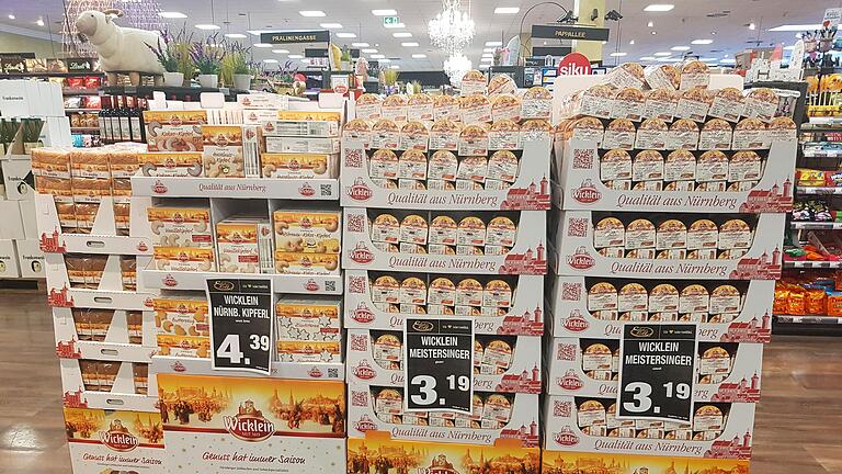 Weihnachtsgebäck im August: Ein Volkacher Supermarkt verkauft schon jetzt Lebkuchen und Vanillekipferl. Weihnachtsgebäck im August: Ein Volkacher Supermarkt verkauft schon jetzt Lebkuchen und Vanillekipferl.