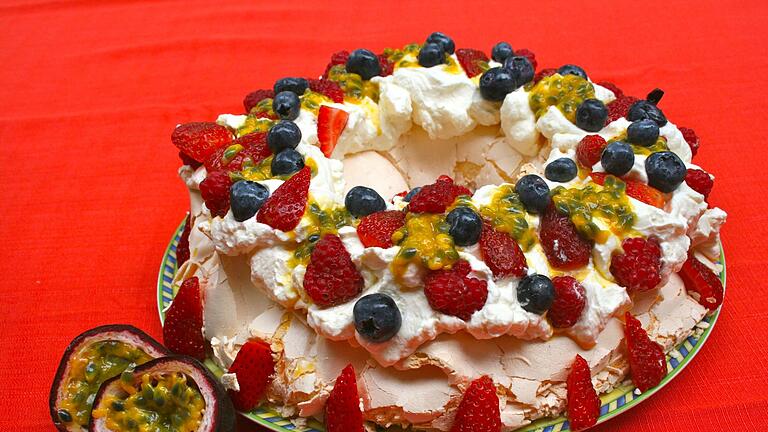 Pavlova - Sieht nach was aus: das schaumig-sahnig-fruchtige Dessert Pavlova. (Archivbild) Pavlova - Sieht nach was aus: das schaumig-sahnig-fruchtige Dessert Pavlova. (Archivbild)