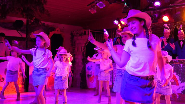 Die Kunterbunt-Countrygirls begeisterten mit ihrem Showtanz.