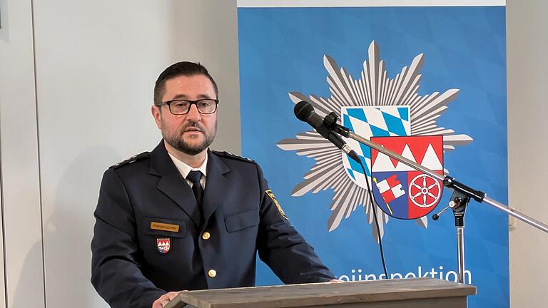 Der neue Dienststellenleiter der Polizeiinspektion Bad Brückenau Polizeihauptkommissar Stefan Preisendörfer bei seiner Antrittsrede. - Der neue Dienststellenleiter der Polizeiinspektion Bad Brückenau Polizeihauptkommissar Stefan Preisendörfer bei seiner Antrittsrede. Der neue Dienststellenleiter der Polizeiinspektion Bad Brückenau Polizeihauptkommissar Stefan Preisendörfer bei seiner Antrittsrede. - Der neue Dienststellenleiter der Polizeiinspektion Bad Brückenau Polizeihauptkommissar Stefan Preisendörfer bei seiner Antrittsrede.