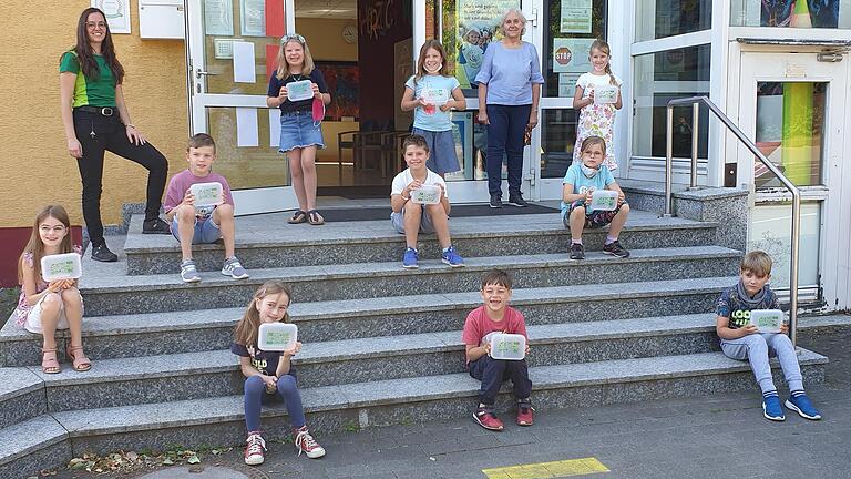 Auf dem Foto sehen Sie einen Teil der 2. Klasse mit ihrer Klassenleitung Frau Knaup. Auf dem Foto sehen Sie einen Teil der 2. Klasse mit ihrer Klassenleitung Frau Knaup.