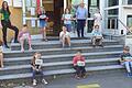Auf dem Foto sehen Sie einen Teil der 2. Klasse mit ihrer Klassenleitung Frau Knaup.