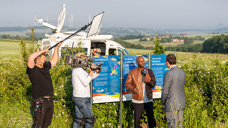 Und Action! Große Aufregung am Mittelpunkt der EU in Gadheim das ARD Morgenmagazin berichtete Live am Freitag 11.06.21 vom Nabel der Welt mit Schaltungen an den Main und zu den Mainfrankensälen.