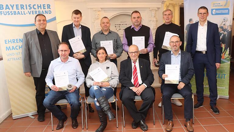 Aus dem Bereich Kitzingen und Ochsenfurt zeichneten Marco Göbet (hinten links) und Jürgen Pfau (hinten rechts) sowie Ludwig Bauer (vorne, Zweiter von rechts) neun ehrenamtliche Mitarbeiterinnen und Mitarbeiter aus. Hintere Reihe (weiter von links): Werner Ott (TSV Martinsheim), Reinhold Veeh und Klaus Rock (beide SpVgg Gülchsheim), Edwin Kernwein (SV Kleinochsenfurt). Vorne (von links): Marcel Weltner (SSV Kitzingen), Anja Valentin (FC Hopferstadt) und Stefan Pohl (FC Hopferstadt).
Ebenfalls ausgezeichnet wurden Stefanie Schwemmer (ASV Ippesheim) und Matthias Schäffer (Ochsenfurter FV).