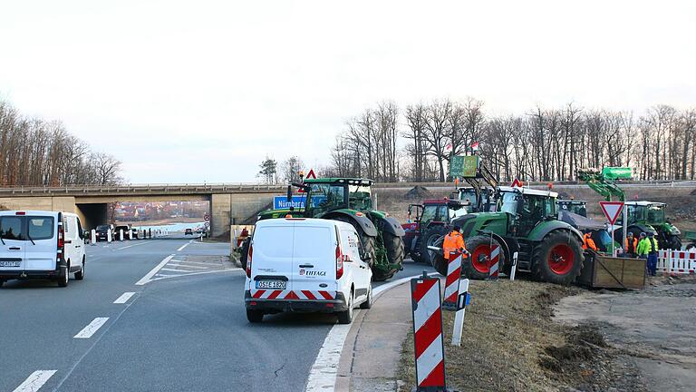 Vor Kurzem protestierten an der Auffahrt zur A3 bei Hörblach noch die Bauern, demnächst soll hier die alte Autobahnbrücke abgerissen und neu gebaut werden. Vor Kurzem protestierten an der Auffahrt zur A3 bei Hörblach noch die Bauern, demnächst soll hier die alte Autobahnbrücke abgerissen und neu gebaut werden.