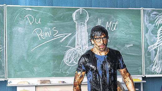 Ab 7. November im Kino: Elyas M'Barek spielt in der Komödie einen Kleinganove, der einen Job als Aushilfslehrer annimmt. Weißt du wie der Film heißt?