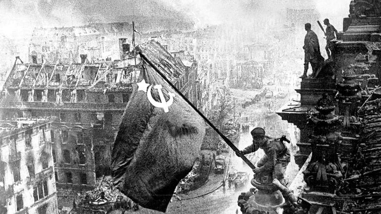 Berlin &ndash; die eroberte Hauptstadt: Am 2. Mai hissen sowjetische Soldaten ihre Flagge auf dem Reichstag, am 8. Mai kapituliert die deutsche Wehrmacht bedingungslos.