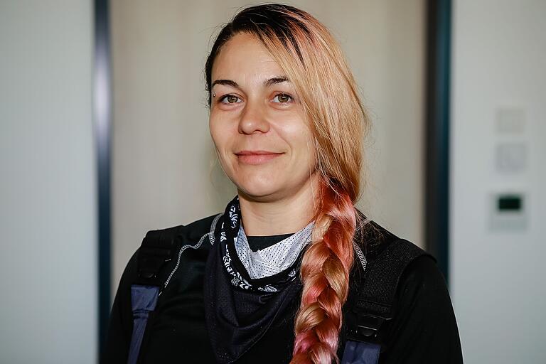 Eva Nell arbeitet seit Eröffnung des Logistik-Zentrums in Gerolzhofen im Tiefkühlbereich. 'Wir kommen sehr gut miteinander klar', beschreibt sie die Arbeit im zehnköpfigen Team dort, in dem sie die einzige Frau ist. Eva Nell arbeitet seit Eröffnung des Logistik-Zentrums in Gerolzhofen im Tiefkühlbereich. 'Wir kommen sehr gut miteinander klar', beschreibt sie die Arbeit im zehnköpfigen Team dort, in dem sie die einzige Frau ist.