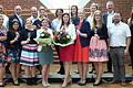 Auf dem Bild zehn Weinprinzessinnen mit den  Winzern Johannes Amend (hinten 3. von links), Peter Vogel (vorne 2. von rechts), Wolfgang Körner (hinten links)  sowie Bürgermeister Roland Schmitt (hinten 3. von rechts) und Weinbaupräsident Artur Steinmann (hinten 2. von links), die Fränkische Weinkönigin Carolin Meyer, (Mitte vorn), links daneben Sandra Körner, jeweils mit Blumenstrauß.