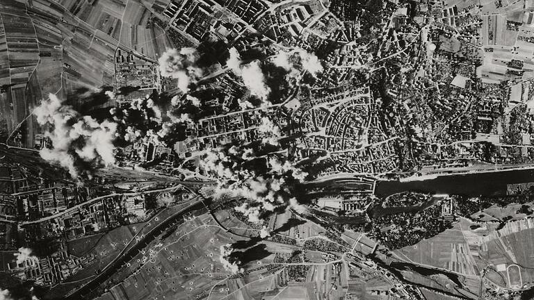 Luftbild der Bombardierung Schweinfurts vom 14. Oktober 1943. Luftbild der Bombardierung Schweinfurts vom 14. Oktober 1943.