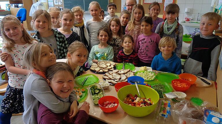 Wie wichtig gesunde Ernährung ist, erfuhr die zweite Klasse der Sommeracher Grundschule im Heimat- und Sachunterricht. Wie wichtig gesunde Ernährung ist, erfuhr die zweite Klasse der Sommeracher Grundschule im Heimat- und Sachunterricht.