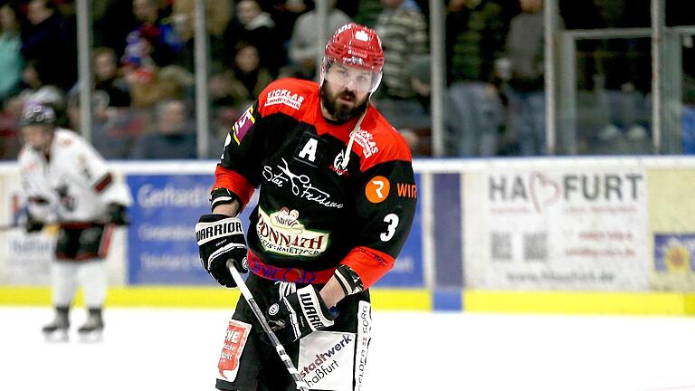 Nicht gerade glücklich: Daniel Hora erzielte bei der zweiten Play-off-Klatsche am Sonntagabend beim EV Dingolfing zwei Tore, Landsmann Tomas Pribyl den dritten Treffer für die Haßfurter Hawks. Angesichts der zweistelligen 3:11-Niederlage war dies freilich nur Kosmetik. Nicht gerade glücklich: Daniel Hora erzielte bei der zweiten Play-off-Klatsche am Sonntagabend beim EV Dingolfing zwei Tore, Landsmann Tomas Pribyl den dritten Treffer für die Haßfurter Hawks. Angesichts der zweistelligen 3:11-Niederlage war dies freilich nur Kosmetik.