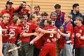 HTCW-Spieler Philip Bleibaum (vorne, Nummer 5) feierte mit den Würzburger Fans, dass ihm in München soeben der Ausgleich zum 6:6 gelungen war.