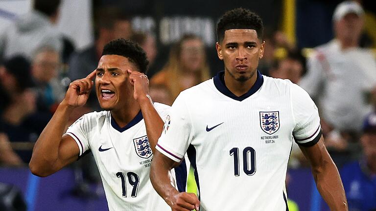 Euro 2024: Niederlande - England - Englands Ollie Watkins (l) jubelt mit Teamkollege Jude Bellingham über seinen Treffer zum 2:1 gegen die Niederlande. Euro 2024: Niederlande - England - Englands Ollie Watkins (l) jubelt mit Teamkollege Jude Bellingham über seinen Treffer zum 2:1 gegen die Niederlande.
