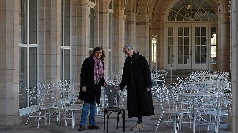 Teil einer Sonderanfertigung einer vermutlich dreistelligen Zahl von Stühlen für das Königliche Kurhaus Bad Kissingen war jener Stuhl, den Hilla Schütze (rechts) jetzt Dr. Silvia Glaser dem Germanischen Nationalmuseum Nürnberg für dessen Sammlung übergab. Teil einer Sonderanfertigung einer vermutlich dreistelligen Zahl von Stühlen für das Königliche Kurhaus Bad Kissingen war jener Stuhl, den Hilla Schütze (rechts) jetzt Dr. Silvia Glaser dem Germanischen Nationalmuseum Nürnberg für dessen Sammlung übergab.