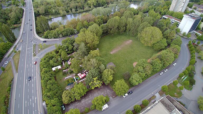 Auf dem derzeitigen Gelände des Minigolf-Platzes (linke, kleinere Seite der Grünfläche) gegenüber der s.Oliver Arena soll ein Park & Ride-Parkhaus gebaut werden. Der Baumbestand soll aber weitgehend erhalten bleiben. Auf dem derzeitigen Gelände des Minigolf-Platzes (linke, kleinere Seite der Grünfläche) gegenüber der s.Oliver Arena soll ein Park & Ride-Parkhaus gebaut werden. Der Baumbestand soll aber weitgehend erhalten bleiben.