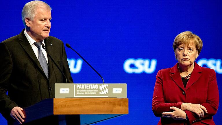 CSU Parteitag 2017 in Nürnberg       -  Ein Bild mit Nachwirkung: Horst Seehofer und Bundeskanzlerin Angela Merkel (CDU) auf dem CSU-Parteitag am 20. November 2015 in München. Archivfoto: Sven Hoppe, dpa