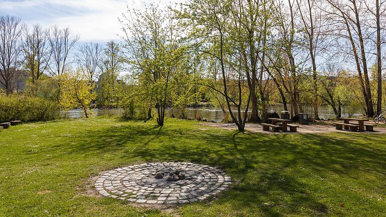 Das Gelände am Graf Luckner Weiher in Würzburg bietet Möglichkeiten zum Verweilen und einlegen einer Pause. Das Gelände am Graf Luckner Weiher in Würzburg bietet Möglichkeiten zum Verweilen und einlegen einer Pause.