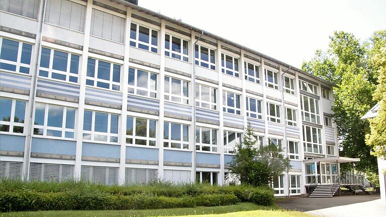 Mit insgesamt weiteren 93.500 Euro werden im Main-Tauber-Kreis die Gewerbliche Schule (GTB) in Tauberbischofsheim (im Bild), die Berufliche Schule für Ernährung, Pflege und Erziehung (EPE) in Bad Mergentheim sowie das Berufliche Schulzentrum in Wertheim durch das Land Baden-Württemberg gefördert. Mit insgesamt weiteren 93.500 Euro werden im Main-Tauber-Kreis die Gewerbliche Schule (GTB) in Tauberbischofsheim (im Bild), die Berufliche Schule für Ernährung, Pflege und Erziehung (EPE) in Bad Mergentheim sowie das Berufliche Schulzentrum in Wertheim durch das Land Baden-Württemberg gefördert.