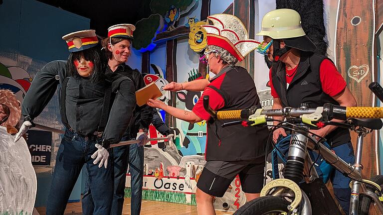 Auch vor einer Grenzkontrolle waren die E-Bike-Fahrer und Drei-Fach-Brillen-Träger Christoph Hergenhan (Markus Henneberger) und Elmar Reubelt (Kerstin Schwager) nicht gefeit. Auch vor einer Grenzkontrolle waren die E-Bike-Fahrer und Drei-Fach-Brillen-Träger Christoph Hergenhan (Markus Henneberger) und Elmar Reubelt (Kerstin Schwager) nicht gefeit.