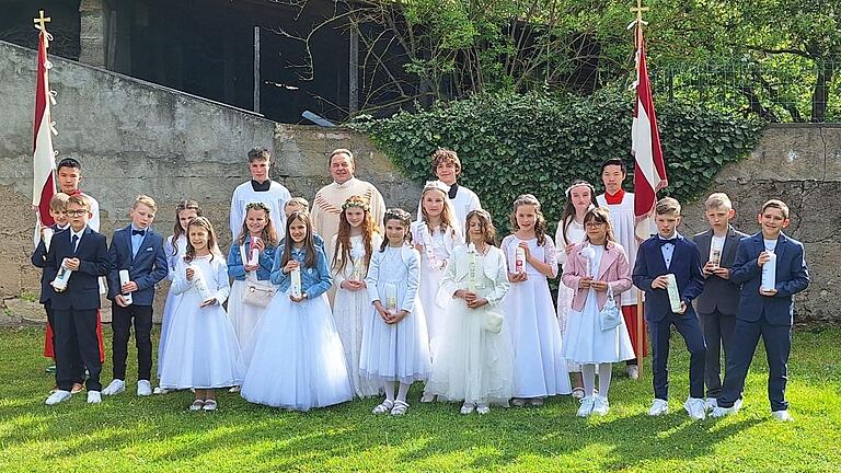 Die Kommunionkinder mit Pfarrer und Ministranten. Die Kommunionkinder mit Pfarrer und Ministranten. 