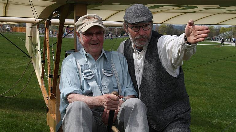 Alfred Hock auf einem historischen Segelflugzeug bei der Landesgartenschau 2018 in Würzburg. Alfred Hock auf einem historischen Segelflugzeug bei der Landesgartenschau 2018 in Würzburg.