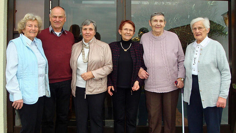 Ehrungen gab es bei der allerletzten Weihnachtsfeier des Ortsverbandes (von links): Margarethe Bauer, Anton Leiber (Vorsitzender), Lydia Rath (Bezirksvorsitzende), Anni Misch (stellvertretende Vorsitzende), Helga Trimbach und Luitgard Ebert. Foto: Erich Ammon       -  Ehrungen gab es bei der allerletzten Weihnachtsfeier des Ortsverbandes (von links): Margarethe Bauer, Anton Leiber (Vorsitzender), Lydia Rath (Bezirksvorsitzende), Anni Misch (stellvertretende Vorsitzende), Helga Trimbach und Luitgard Ebert. Foto: Erich Ammon