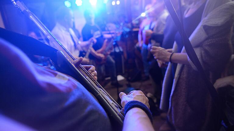 Beim Honky-Tonk-Kneipenfestival geht immer die Post ab - hier die Band The Bandits im Jahr 2015 im damaligen 'Café Klug'.