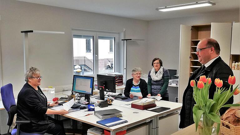 Noch fehlen die Gardinen: Pfarrer Gerd Greier freut sich mit seinen Mitarbeiterinnen (von links) Margot Russ, Margarethe Rothaug und Ernestina Bayer über das moderne Pfarrbüro in den früheren Räumen der Kurseelsorge. Sigismund von Dobschütz - Noch fehlen die Gardinen: Pfarrer Gerd Greier freut sich mit seinen Mitarbeiterinnen (von links) Margot Russ, Margarethe Rothaug und Ernestina Bayer über das moderne Pfarrbüro in den früheren Räumen der Kurseelsorge. Sigismund von Dobschütz Noch fehlen die Gardinen: Pfarrer Gerd Greier freut sich mit seinen Mitarbeiterinnen (von links) Margot Russ, Margarethe Rothaug und Ernestina Bayer über das moderne Pfarrbüro in den früheren Räumen der Kurseelsorge. Sigismund von Dobschütz - Noch fehlen die Gardinen: Pfarrer Gerd Greier freut sich mit seinen Mitarbeiterinnen (von links) Margot Russ, Margarethe Rothaug und Ernestina Bayer über das moderne Pfarrbüro in den früheren Räumen der Kurseelsorge. Sigismund von Dobschütz