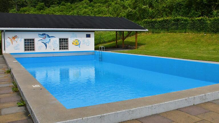 Die Öffnungszeiten und die Sicherstellung der Badeaufsicht im Schwimmbad von Wargolshausen waren ein Thema bei der Sitzung des Gemeinderates von Hollstadt. Zur Zeit wird nach der Sanierung des Bades das Wasser eingelassen, so dass das Freischwimmbad voraussichtlich ab dem kommenden Wochenende wieder geöffnet ist. Die Öffnungszeiten und die Sicherstellung der Badeaufsicht im Schwimmbad von Wargolshausen waren ein Thema bei der Sitzung des Gemeinderates von Hollstadt. Zur Zeit wird nach der Sanierung des Bades das Wasser eingelassen, so dass das Freischwimmbad voraussichtlich ab dem kommenden Wochenende wieder geöffnet ist.