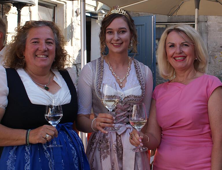 Auch Landrätin Tamara Bischof (rechts) war zur Eröffnung des Weinfests nach Sommerach gekommen und stieß mit Weinprinzessin Anna-Lena Zehnter (Mitte) und Sommerachs Bürgermeisterin Elisabeth Drescher (links) auf vier schöne Festtage an.