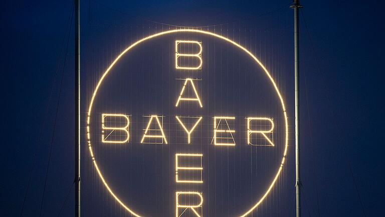 Bayer       -  Das Bayer-Kreuz, das Logo des Unternehmens, leuchtet auf dem Werksgelände von Bayer in Leverkusen.
