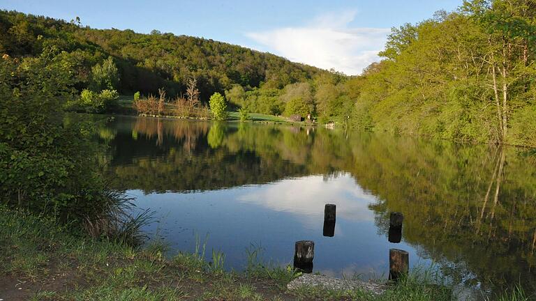 Der Goßmannsdorfer See ist seit 2021 kein Löschteich mehr, sondern nun eine Talsperre, in der das Baden wieder erlaubt ist. Allerdings gilt hier: Baden auf eigene Gefahr. Der Goßmannsdorfer See ist seit 2021 kein Löschteich mehr, sondern nun eine Talsperre, in der das Baden wieder erlaubt ist. Allerdings gilt hier: Baden auf eigene Gefahr. 
