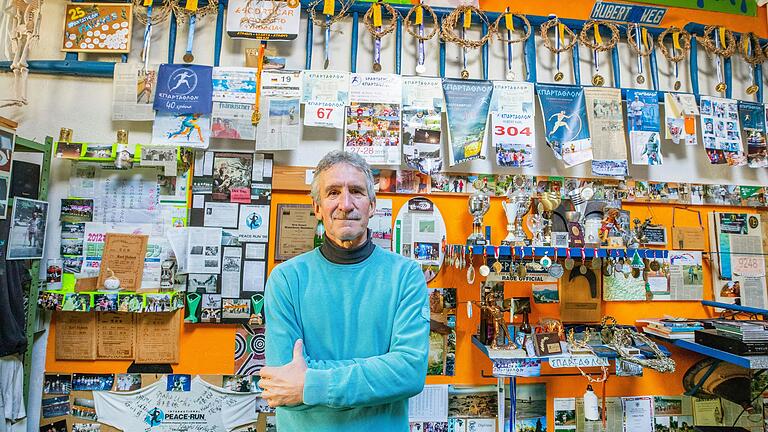 Hubert Karl ist Weltrekordhalter, hat 2023 seinen 25. Spartathlon absolviert und ist 2024 die gesamte Route 66 in 60 Tagen gelaufen. Den Zeiler Waldmarathon organisiert er mit seinem Team heuer zum 20. Mal. Hubert Karl ist Weltrekordhalter, hat 2023 seinen 25. Spartathlon absolviert und ist 2024 die gesamte Route 66 in 60 Tagen gelaufen. Den Zeiler Waldmarathon organisiert er mit seinem Team heuer zum 20. Mal.