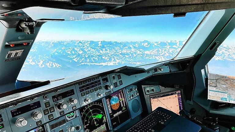 Blick aus dem A380-Cockpit auf den Himalaya. Das Foto entstand im Oktober bei einem Flug nach Hongkong. Blick aus dem A380-Cockpit auf den Himalaya. Das Foto entstand im Oktober bei einem Flug nach Hongkong.