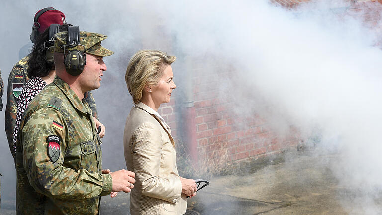 Putschaufruf: Ermittlungen gegen Offizier eingestellt - Im Zuge ihrer Sommerreise besuchte Verteidigungsministerin Ursula von der Leyen im Juli 2017 den Truppenstandort in Hammelburg. Putschaufruf: Ermittlungen gegen Offizier eingestellt - Im Zuge ihrer Sommerreise besuchte Verteidigungsministerin Ursula von der Leyen im Juli 2017 den Truppenstandort in Hammelburg.